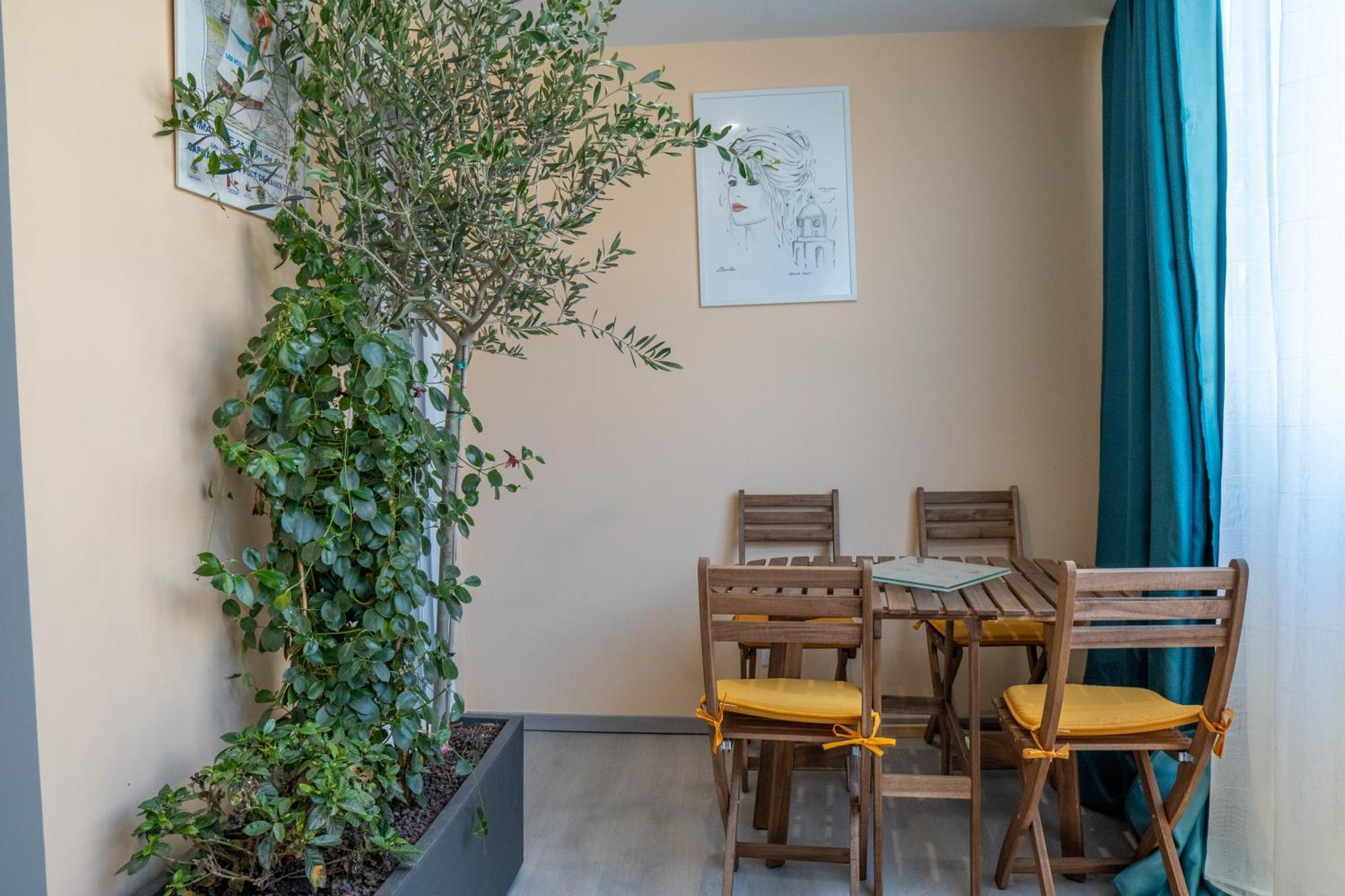 T2! 3 Ou 4 Personnes Centre Ville Neuf Avec Garage Sanary-sur-Mer Luaran gambar